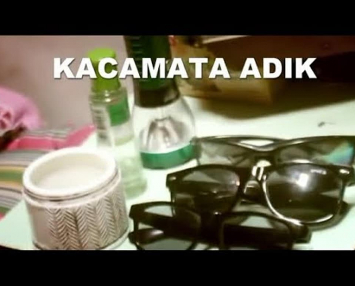 Kacamata Adik